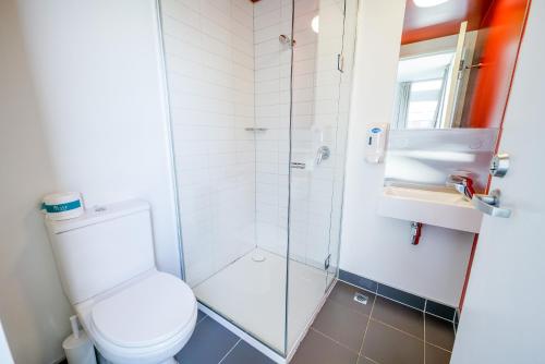 Nomads Queenstown Hostel的一间浴室