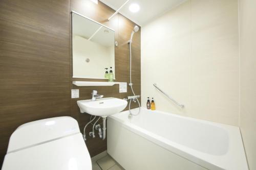 长野长野大道酒店的浴室配有白色卫生间和盥洗盆。