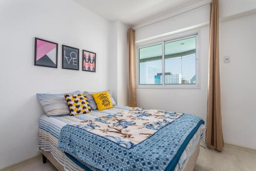 里约热内卢Bora Bora Resort Barra da Tijuca的一间卧室设有一张床和一个窗口
