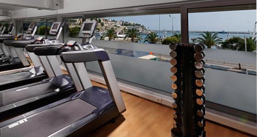 卡瓦拉爱若特银河酒店的一个带跑步机的健身房,享有海景