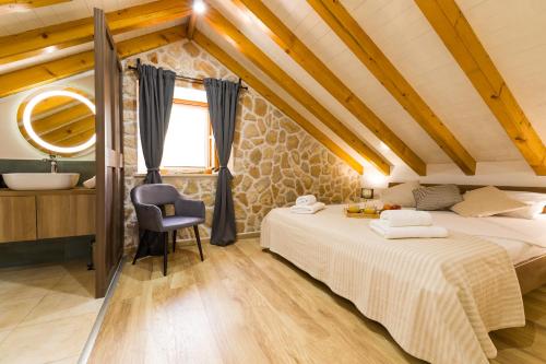 PoljicaVilla Humac Hvar的阁楼卧室配有两张床和一间浴室。