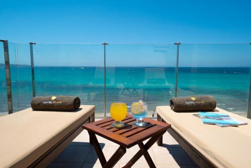 坎帕斯蒂利亚Hotel Eden Palma Playa Adults Only的一张桌子,上面放着一杯橙汁