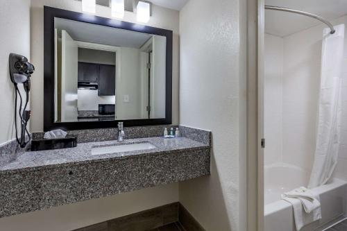 Quality Inn & Suites Spring Lake - Fayetteville Near Fort Liberty的一间浴室