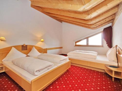 瑟弗浩斯阿玛德密歇鲁兹酒店的配有木天花板的客房设有两张床。