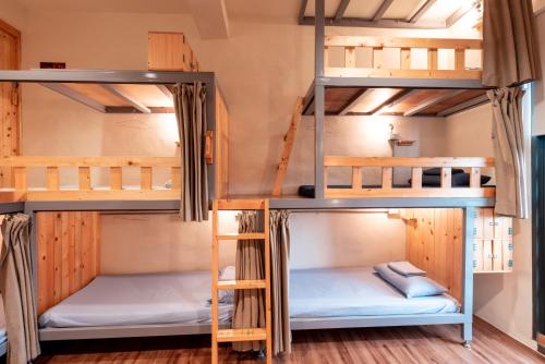 罗东镇灵感青年旅舍的客房内的一组双层床