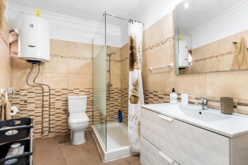 阿德耶Luxury Apartaments in Costa Adeje, Los Geranois的浴室配有卫生间、淋浴和盥洗盆。