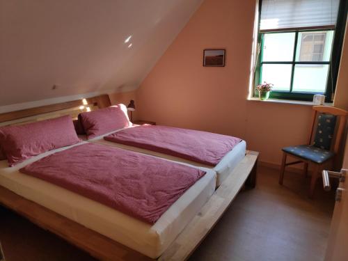 欧巴德伍斯图Ferienwohnung Thum的一间卧室配有一张带紫色床单的床和窗户。