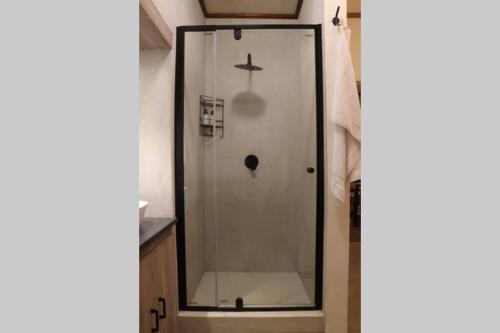 斯普林博克du Repos (Lovely & Relaxing 2-Bedroom Unit with Patio)的浴室里设有玻璃门淋浴