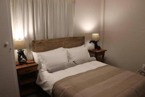 du Repos (Lovely & Relaxing 2-Bedroom Unit with Patio)客房内的一张或多张床位