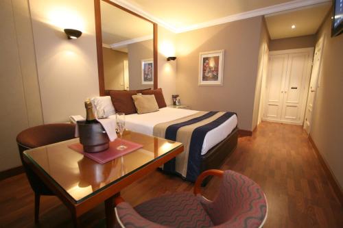 维戈机场汽车旅馆的酒店客房配有床、桌子和镜子