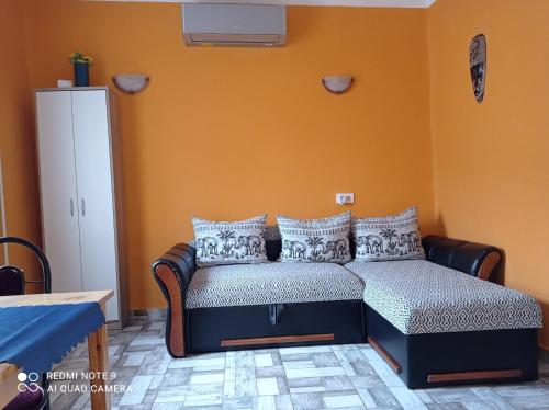沙托劳尔尧乌伊海伊BORINA VENDÉGHÁZ的橙色墙壁间的一张床位