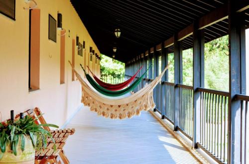 因达亚图巴波罗庄园酒店的吊床挂在门廊的天花板上