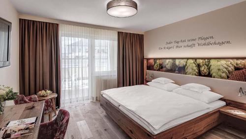 穆赫克雷斯的艾根Hotel Almesberger的一间卧室配有一张壁画床
