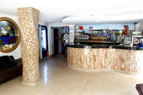 巴兰基亚hotel interamericano的大堂,餐厅里设有酒吧