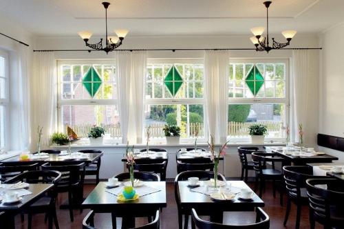 格洛米茨希尔莫维酒店的用餐室设有桌椅和窗户。