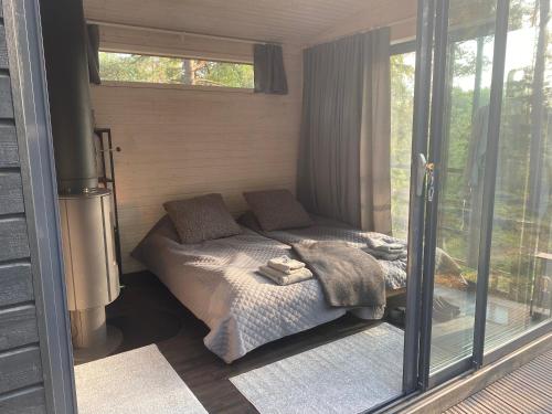 埃斯波Villa Falco的一间卧室设有一张床和一个滑动玻璃门
