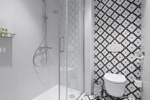 里斯本Ikonik Lisboa的带淋浴和卫生间的浴室。