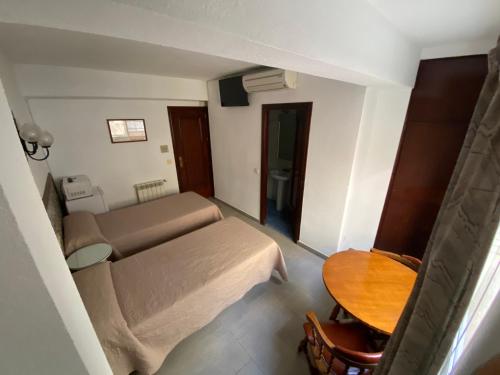 格拉纳达尤洛索尔旅馆的小房间设有一张床和一张桌子