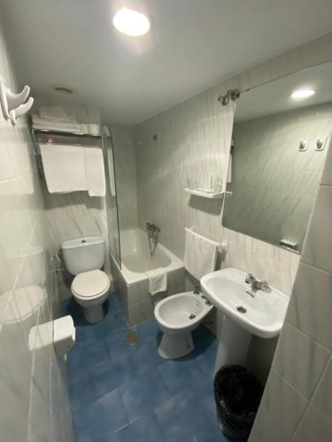 格拉纳达尤洛索尔旅馆的浴室配有卫生间、盥洗盆和浴缸。