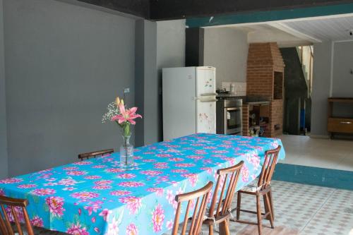 帕拉蒂Hostel Morada do sol Paraty的一张桌子,上面有蓝色的桌布,上面有花瓶