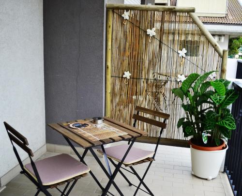皮内托甜蜜的梦住宿加早餐旅馆的种植了植物的阳台的桌椅