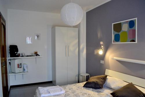 皮内托甜蜜的梦住宿加早餐旅馆的一间卧室设有一张床和白色的墙壁