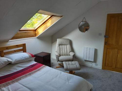威克Kirkhouse的卧室配有床、椅子和窗户。