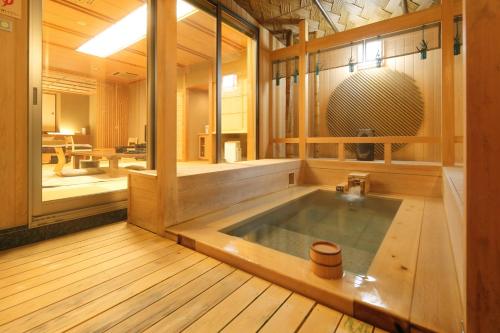 南阿苏村别邸苏庵传统日式旅馆的按摩浴缸位于客房中间