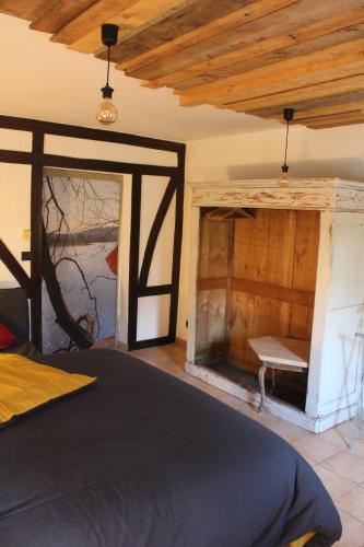 马尔梅迪Bois & Repos的一间卧室设有一张床和木墙
