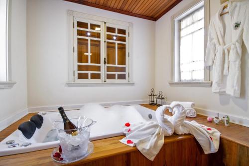 坎波斯杜若尔当杜孔迪旅馆的一间带白色浴缸和窗户的浴室
