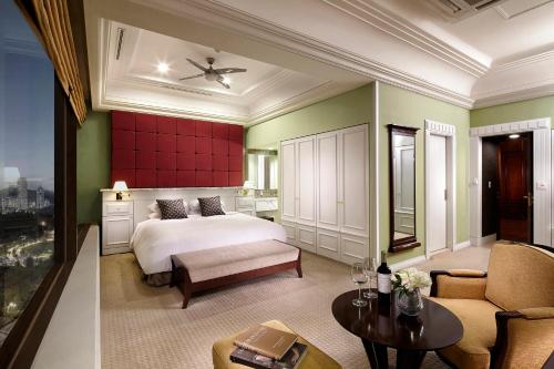 首尔首尔K酒店的一间卧室设有一张床和一间客厅。