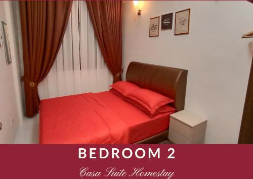 阿罗士打Casa Suite Homestay D'Imperio Professional Suite的一间卧室配有一张带红色床单的床和一扇窗户。