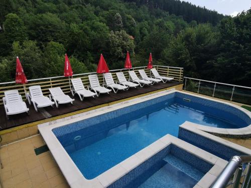 希普科沃Guest House Shipkovo Hills的一座带椅子的建筑的顶部游泳池