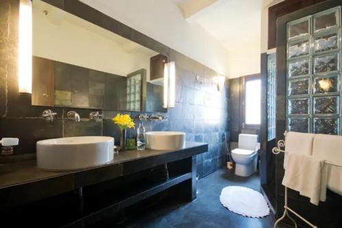 新德里Zaza Stay的一间带两个盥洗盆和卫生间的浴室