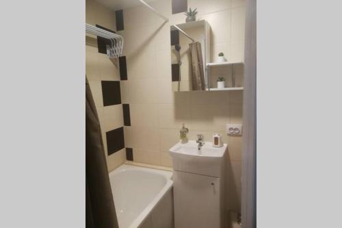 克莱佩达T&J Appartments Ferry Terminal的浴室设有白色浴缸、水槽和浴缸。