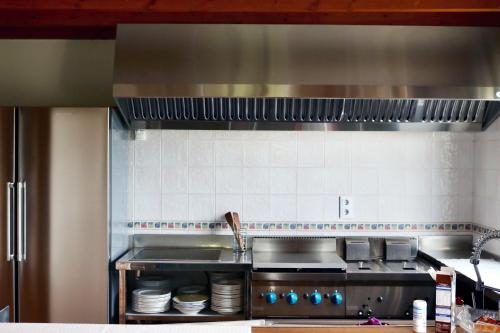 圣维森特-德拉巴尔克拉La Panera的厨房配有炉灶和盘子