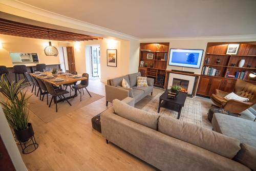 哈佛威斯特Timber Hill - Parkfields的带沙发的客厅和用餐室