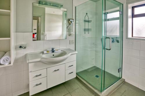 陶波Ika Nui Taupo的一间带水槽和玻璃淋浴的浴室