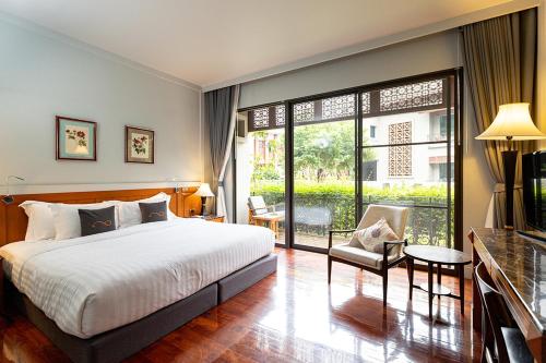 北碧Plakan Resort的一间卧室设有一张床和一个大窗户