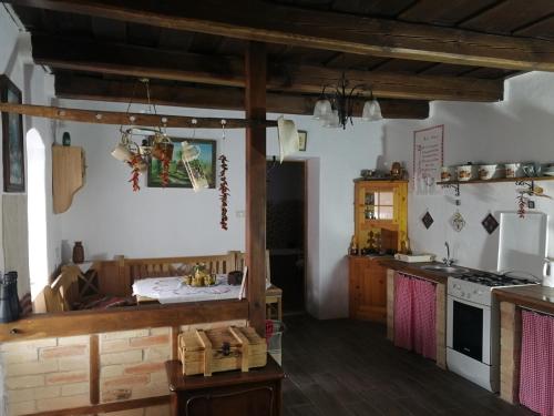 ZalaszentgrótTraditionelles Bauernhaus Flieder的厨房配有桌子和炉灶。 顶部烤箱