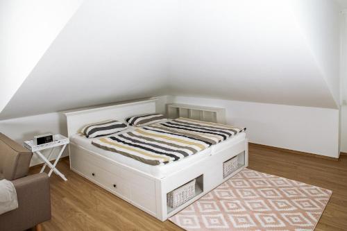 Hilter am Teutoburger WaldAppartement 5 in Hilter的一间小卧室,配有一张白色的床和地毯