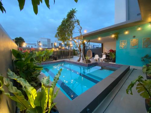 新山D Niice Garden View with Private Pool Bukit Indah, Johor Bahru的夜间屋顶的游泳池