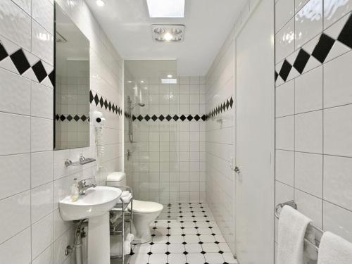戴尔斯福特Villa Sorelle的白色的浴室设有水槽和卫生间。