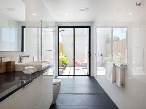 戴尔斯福特南阿里纳斯度假屋的白色的浴室设有卫生间和水槽。