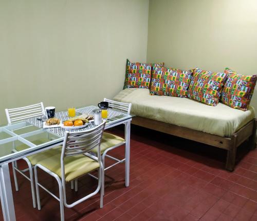 图努扬MI CASA APARTS的客厅配有沙发和带水果盘的桌子