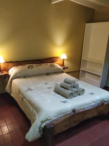 图努扬MI CASA APARTS的一间卧室配有带毛巾的床