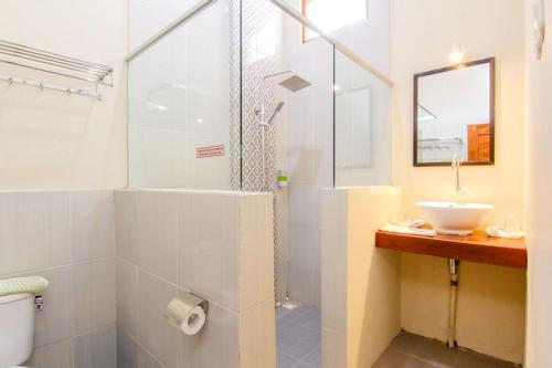 S5 Guest House Yogyakarta的一间浴室