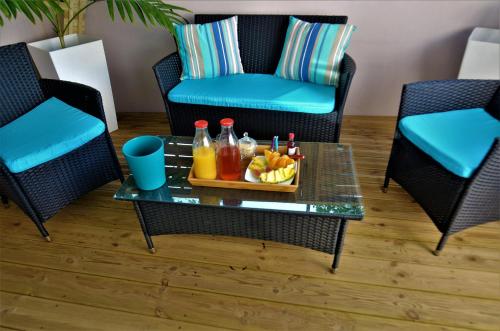 法兰西堡Cosy By Mélanie - Un hôtel comme chez vous的客厅里的桌子上放着水果和饮料的托盘