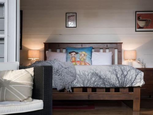 赫本温泉维奥拉赫本温泉度假屋的一间卧室配有一张床和两盏灯。
