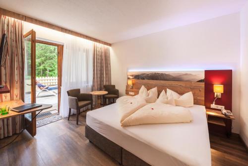 洛伊塔施拉菲斯酒店的一间带大床的卧室和一间客厅